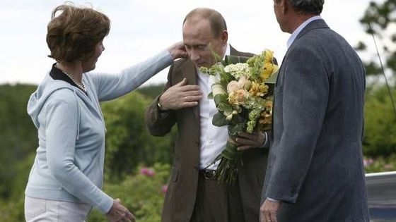 Putin přijel do USA. Piknikuje s rodinou George Bushe