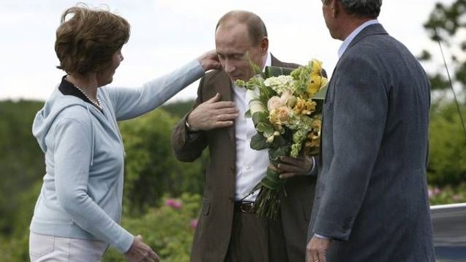 Laura Bushová upravuje límeček Vladimiru Putinovi.