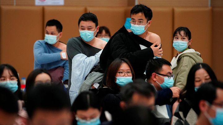 Čína šíří na Západ dezinformace. Varuje před vakcínami a tvrdí, že virus vyrobily USA