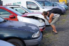 Vraky aut jdou do dražby, včetně nákladních vozů. Nejlevnější kus začíná na 500 Kč