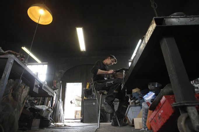 Blacksmith Johann Schmidberger works on a harness for the Vatican Swiss Guard at his workshop in Molln, Upper Austria June 12, 2012. Blacksmith brothers Johann, 29, and Georg, 28, produce made-to-order handmade harnesses for the Vatican, which take 120 hours of handiwork per piece and hardly differs from the 500-year-old originals. The brothers carry on the tradition of the blacksmith trade in the fifth generation of their family. REUTERS/Lisi Niesner (AUSTRIA - Tags: SOCIETY MILITARY) Published: Čer. 12, 2012, 10:21 odp.