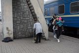 Záběry z hlavního vlakového nádraží ve Lvově.