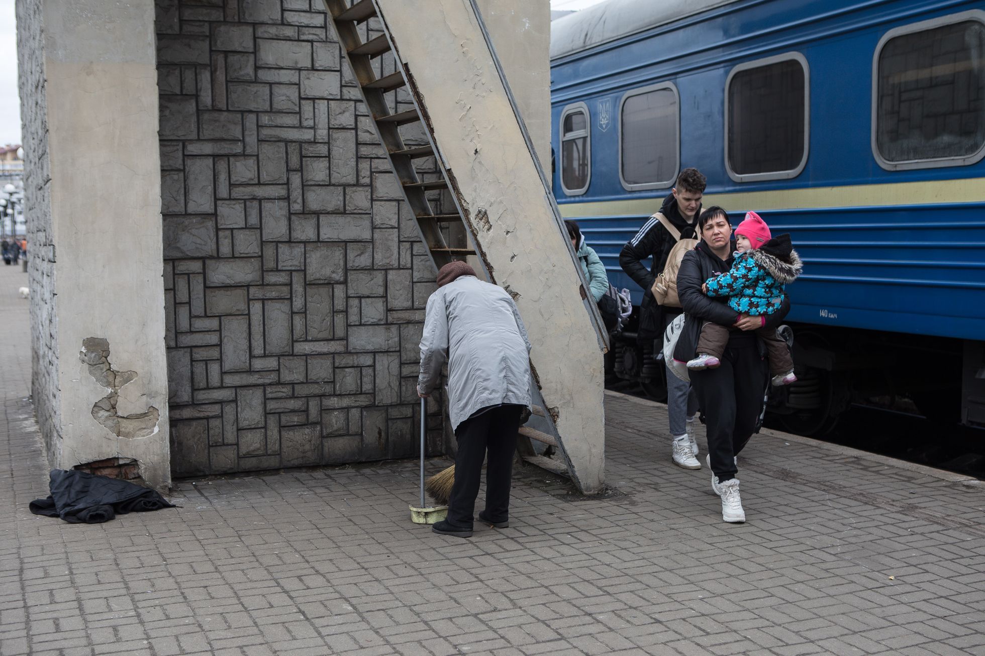 Válka na Ukrajině - nádraží Lvov, uprchlíci, děti, ukrajinci, humanitární krize