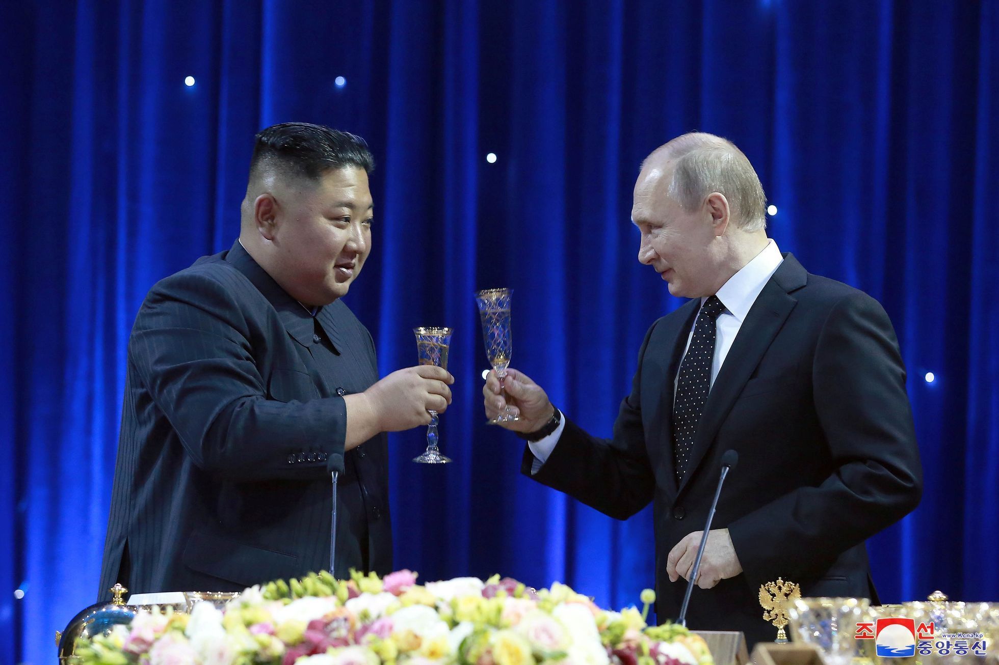 Kim Čong-un a Vladimir Putin na recepci ve Vladivostoku v roce 2019.