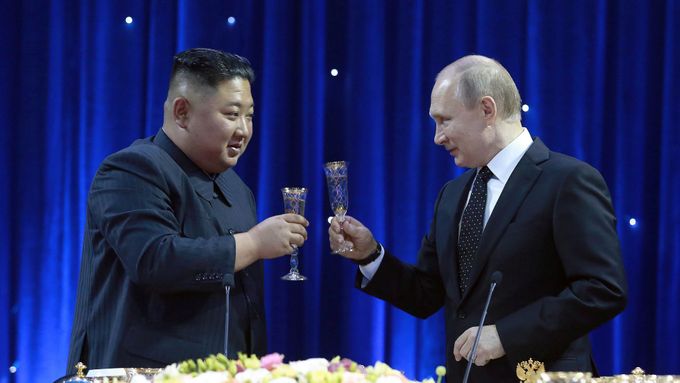 Foto: Kim daroval Putinovi obřadní meč, dostal od něj šavli. Jednání bylo plné úsměvů