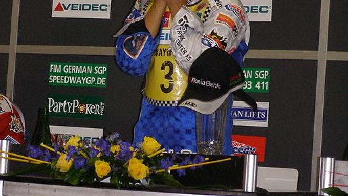 Unavený vítěz pražské Grand Prix Nicki Pedersen na tiskové konferenci po závodě.