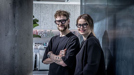Kadeřnictví jako z vesmíru. Do unikátního prostoru dali manželé Paškovi vše