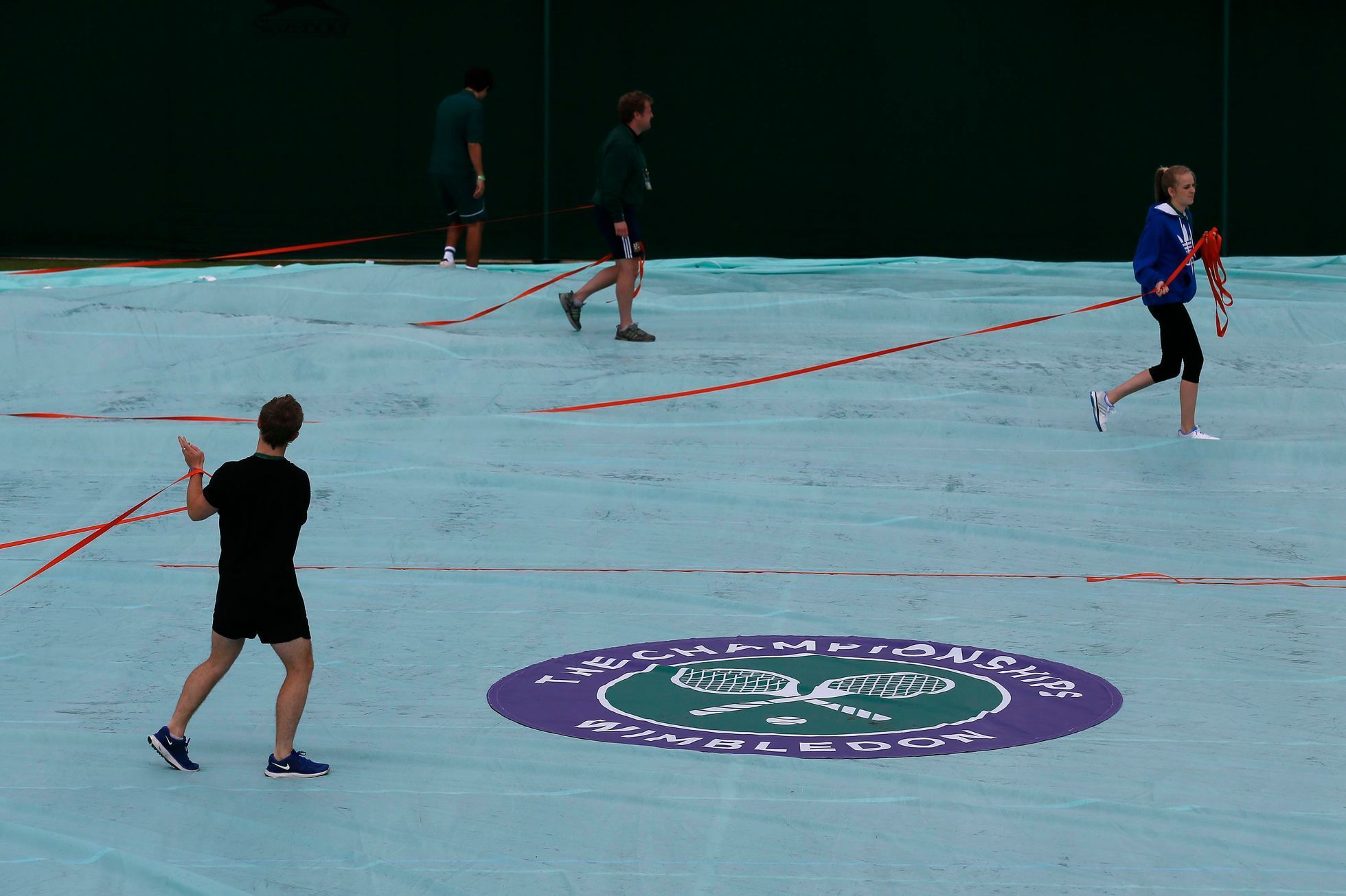 Zakrývání kurtu pro případ deště na Wimbledonu