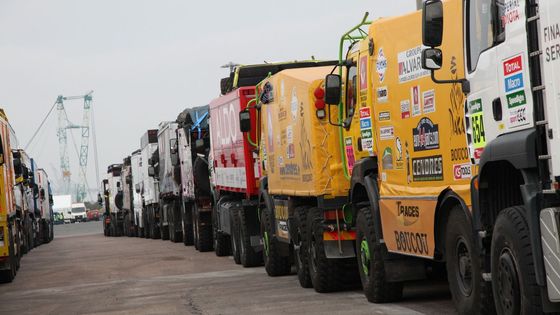 Podívejte se do zákulisí Rallye Dakar, jehož účastníci v Le Havre o víkendu nalodili své vozy směrem do Buenos Aires.