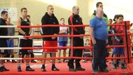 V neděli dopoledne vyvrcholil v hale klubu TJ TZ Rakovník jubilejní 20. český šampionát amatérských boxerů. Chyběl sice nejlepší současný český boxer Zdeněk Chládek, který se už v sobotu vydal směr Rusko dobývat slávu na evropském šampionátu do 22 let, přesto měl letošní ročník výbornou kvalitu nejen boxerkou, ale i fanouškovskou. Zhruba 300 lidí, kteří seděli v hledišti haly, dokázalo udělalo mistrovství parádní atmosféru.