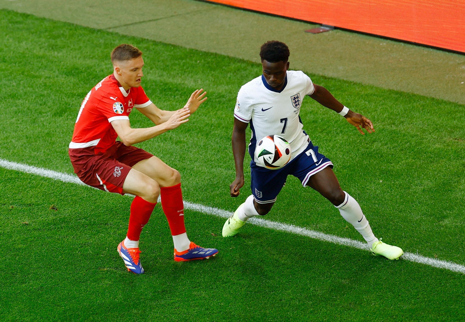 Michel Aebischer a Bukayo Saka ve čtvrtfinále Eura 2024 Anglie - Švýcarsko