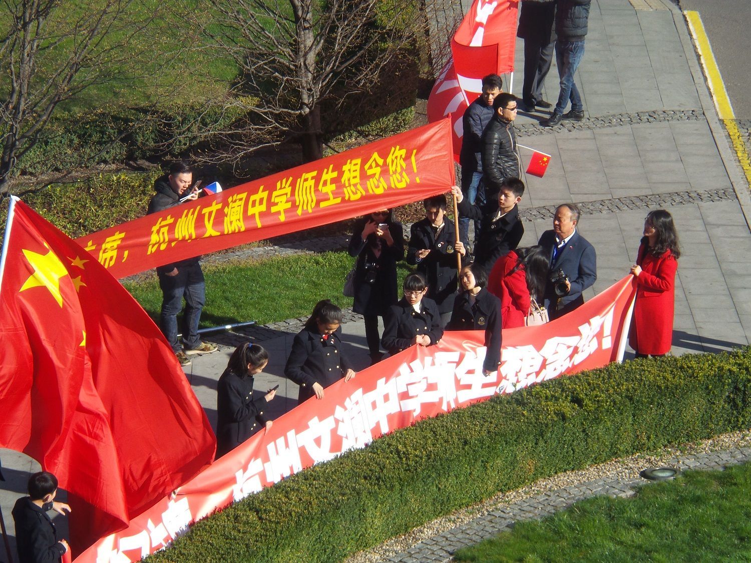 Podporovatelé čínského prezidenta před hotelem Hilton