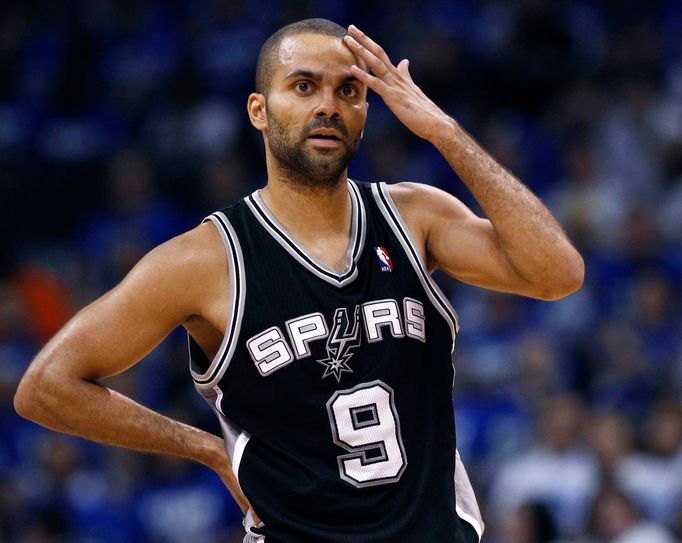 Nespokojený Tony Parker ze San Antonio Spurs v prohraném duelu s Oklahoma City Thunder