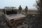 Ukrajinští vojáci u zničeného automobilu poblíž frontové vesnice Robotyne v Záporožské oblasti.