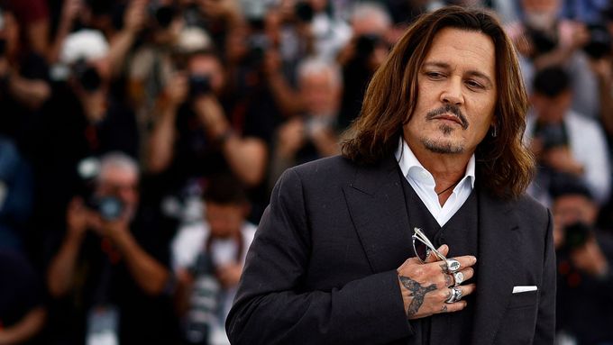 Johnny Depp vloni na festivalu v Cannes představil film Jeanne du Barry – Králova milenka, kde ztvárnil krále Ludvíka XV.