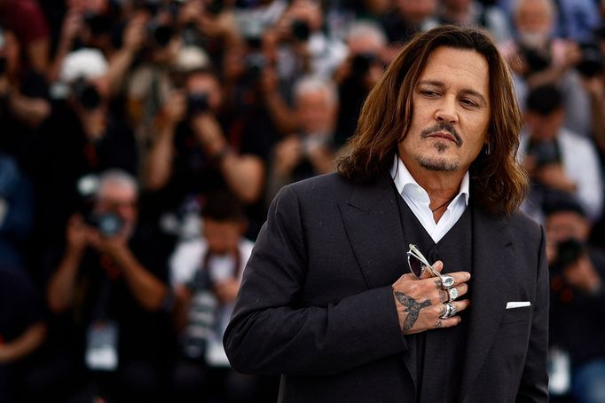 Johnny Depp vloni na festivalu v Cannes představil film Jeanne du Barry – Králova milenka, kde ztvárnil krále Ludvíka XV.