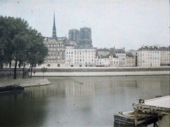 Katedrála Notre-Dame a nábřeží Fleurs v Paříži. Rok 1914