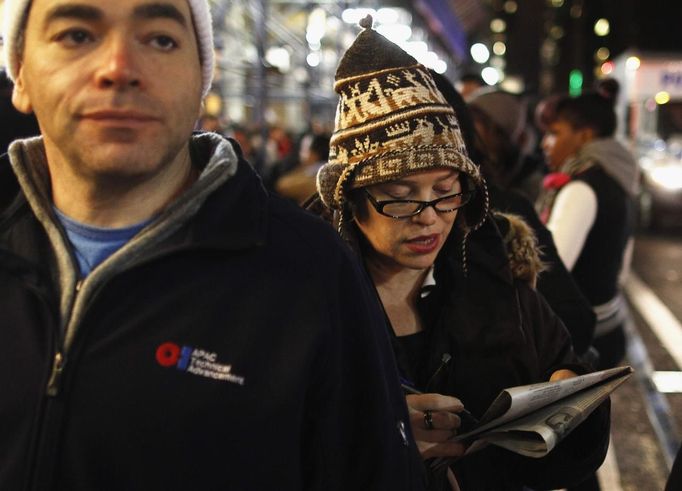 People line up on a Manhattan street to take buses back to the Brooklyn borough in the aftermath of Hurricane Sandy in New York November 1, 2012. New York subway trains crawled back to limited service after being shut down since Sunday, but the lower half of Manhattan still lacked power and surrounding areas such as Staten Island, the New Jersey shore and the city of Hoboken remained crippled from a record storm surge and flooding. REUTERS/Carlo Allegri (UNITED STATES - Tags: ENVIRONMENT DISASTER TRANSPORT) Published: Lis. 1, 2012, 11:54 odp.