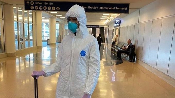 Naomi Campbellová se nedávno na palubu letadla oblékla do outfitu, ve kterém by klidně mohla odklízet radioaktivní odpad. Může za to koronavirus.