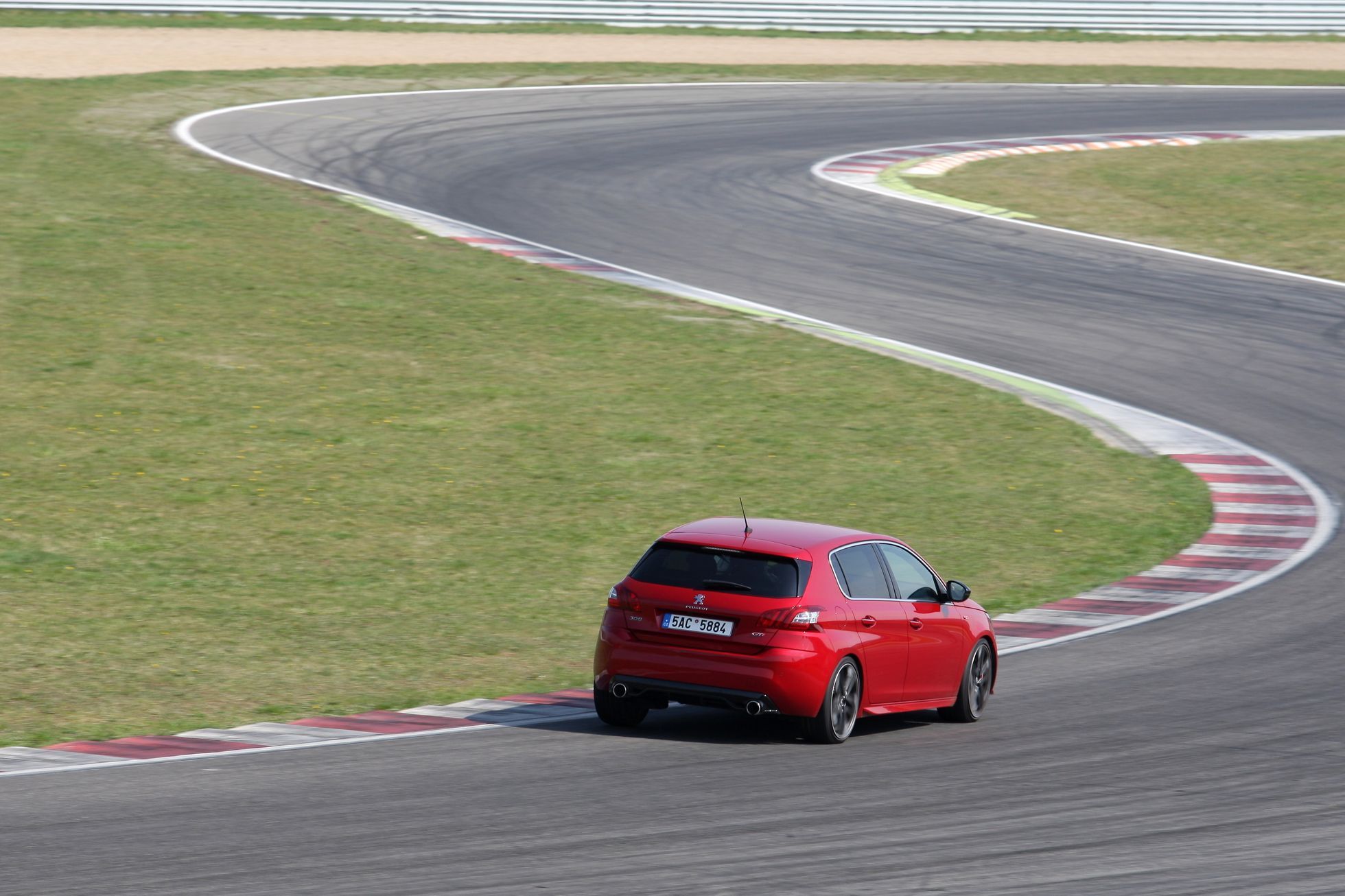 Peugeot 308 GTI - 6 v zatáčkách