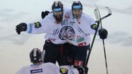 Hokejisté Liberce vstupují do finále s nevídanou bilancí osmi odehraných a zároveň vítězných bojů v play off. Bez porážky postoupil do finále naposledy Vsetín se Spartou v sezoně 1999-2000. Semifinále s nulou pak ještě sehrály Pardubice v mistrovské sezoně 2009-10, tehdy to shodou okolností odskákali právě Bílí Tygři.