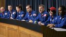 Posádka raketoplánu na tiskové konferenci po přistání na Zemi. Zleva Scott Kelly, Charles Hobaugh, Tracy Caldwell, Rick Mastracchio, Dave Williams z Kanadské vesmírné agentury, Barbara Morgan a Alvin Drew Jr.