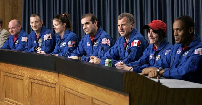 Posádka raketoplánu na tiskové konferenci po přistání na Zemi. Zleva Scott Kelly, Charles Hobaugh, Tracy Caldwell, Rick Mastracchio, Dave Williams z Kanadské vesmírné agentury, Barbara Morgan a Alvin Drew Jr.