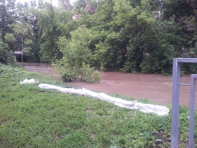 Rokytka a protipovodňová hráz z pytlů u ZŠ Bohumila Hrabala. Pondělí, 17:32