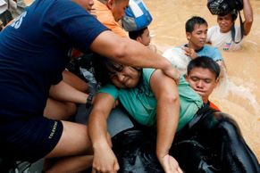 Chaos na Filipínách. Povodeň vyhnala statisíce lidí z domovů