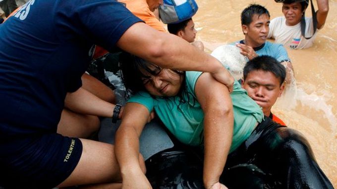 Chaos na Filipínách. Povodeň vyhnala statisíce lidí z domovů