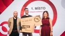 1. místo start-up (na snímku zleva: Filip Krůta, manažer EkoTech hubu, zástupce vítězné společnosti Biouhlírna a Biouhlírna a Nina Bočková z VŠE v Praze.