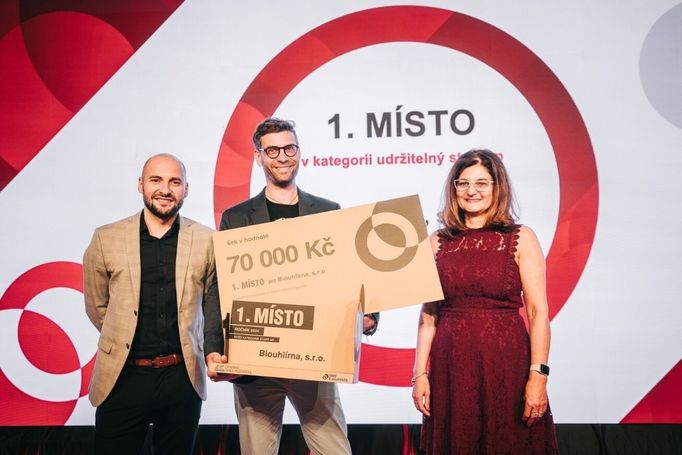1. místo start-up (na snímku zleva: Filip Krůta, manažer EkoTech hubu, zástupce vítězné společnosti Biouhlírna a Biouhlírna a Nina Bočková z VŠE v Praze.