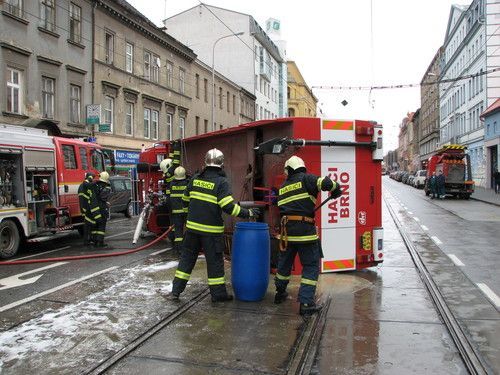 Nehoda hasičské cisterny v Brně