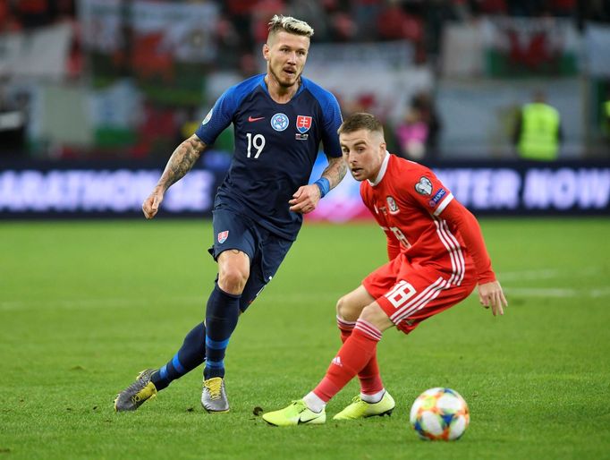 fotbal, kvalifikace ME 2020, Slovensko - Wales, Juraj Kucka a Joe Morrell