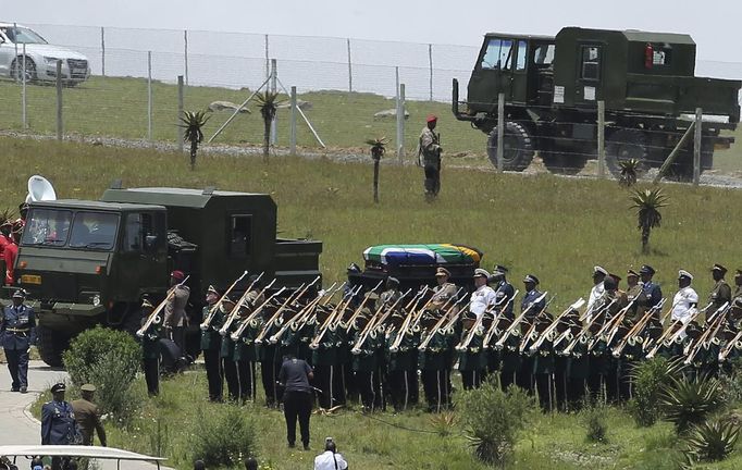 Rakev s ostatky Nelsona Mandely přijíždí k rodinnému pozemku, kde byl exprezident pohřben.