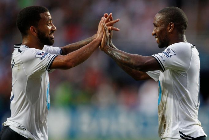 Tottenham Hotspur (Defoe a Lennon) se radují z branky