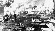 Hořící domy v Leningradu po německém bombardování.