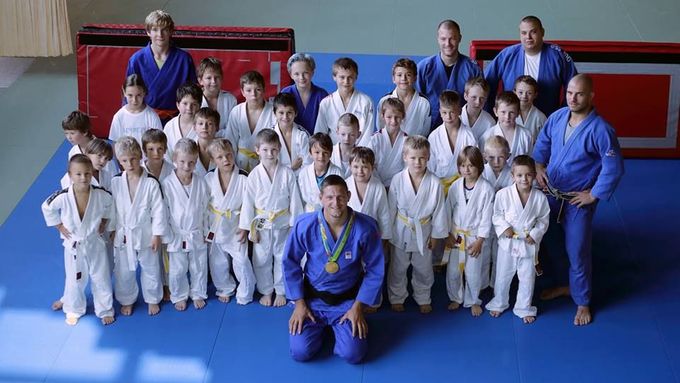 Lukáš Krpálek s dětmi z Judo clubu Kidsport