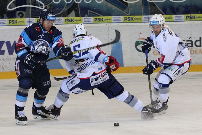 4. semifinále play off extraligy 2018/19, Kometa Brno - Liberec: Zleva Tyler Redenbach, Tomáš Vondráček a Jan Štencel