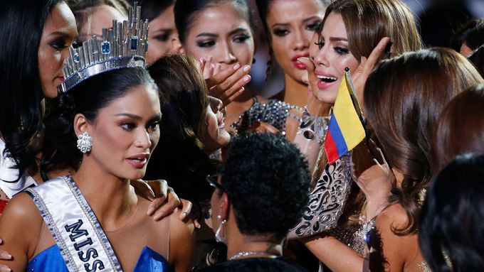 Při vyhlašování letošní vítězky Miss Universe došlo k nedorozumění. Moderátor nejprve vyhlásil Kolumbijku, pak se omlouval, že text špatně přečetl.