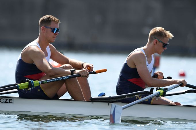 Jakub Podrazil a Jan Cincibuch v opravách dvojskifu na olympiádě v Tokiu.