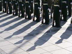 Slavnostní vojenská přehlídka se dnes konala před novým ministerstvem v Tokiu. Zúčastnil se jí také premiér Abe.
