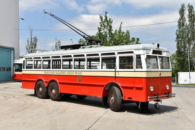 Jediný dochovaný trolejbus z první trojice pražských vozů z roku 1936, coby budoucí vzácný exponát Muzea MHD v Praze. (Foto Ing. Robert Mara, 31. 5. 2019)