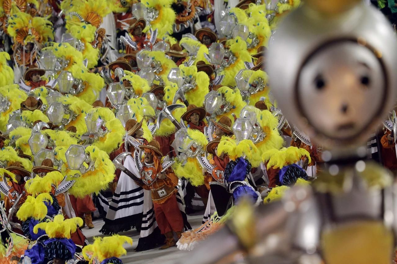 Fotogalerie: Pestrobarevná podívaná z prostředí brazilského karnevalu