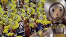 Revellers of Sao Clemente samba school participate on the second night of the annual Carnival parade in Rio de Janeiro's Sambadrome, February 11, 2013. REUTERS/Ricardo Moraes (BRAZIL - Tags: SOCIETY) Published: Úno. 12, 2013, 12:43 dop.