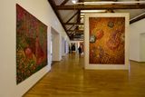 Na snímku z výstavy Umění tapiserie je vlevo tapiserie Jiřího Sopka U stolu, vpravo dílo Zbyška Siona Žlutý rastr z roku 1998.