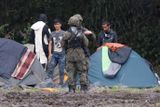 Polská vláda tvrdí, že migranti se nacházejí na běloruské straně hranice, a tak za ně nese zodpovědnost Minsk. V Polsku o azyl požádat nemohou.
