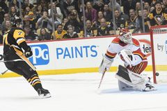 Nečas pomohl Carolině k výhře nahrávkou, Vaněček vychytal Pittsburgh