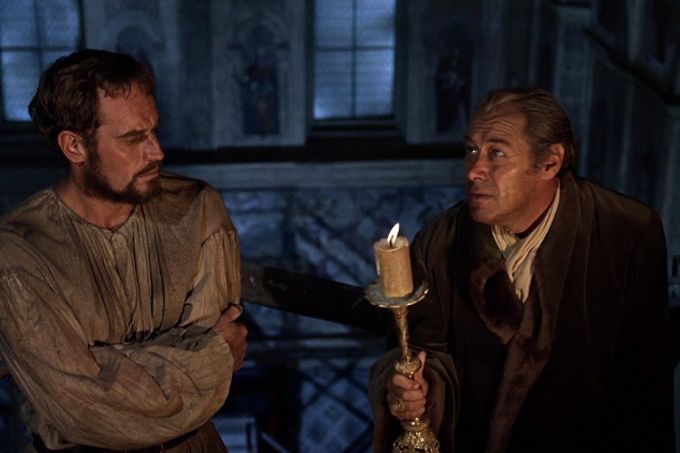 Charlton Heston jako slavný italský malíř Michelangelo a Rex Harrison jako papež Julius II. ve filmu Ve službách papeže.