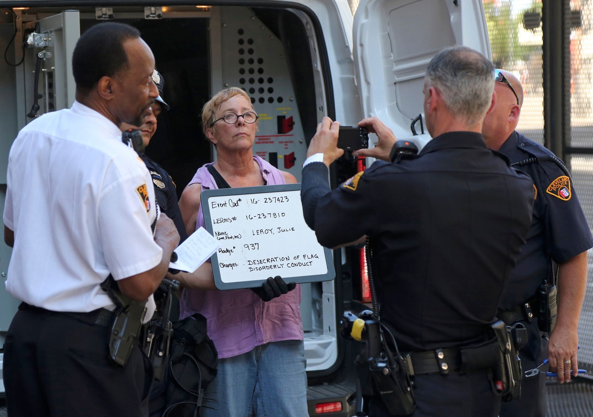 Žena fotografovaná policií po znehodnocení americké vlajky v Clevelandu